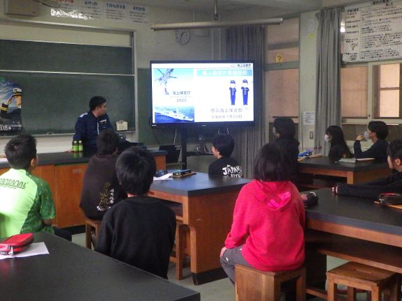 巡視船せっつ出迎え、最左翼は川村氏