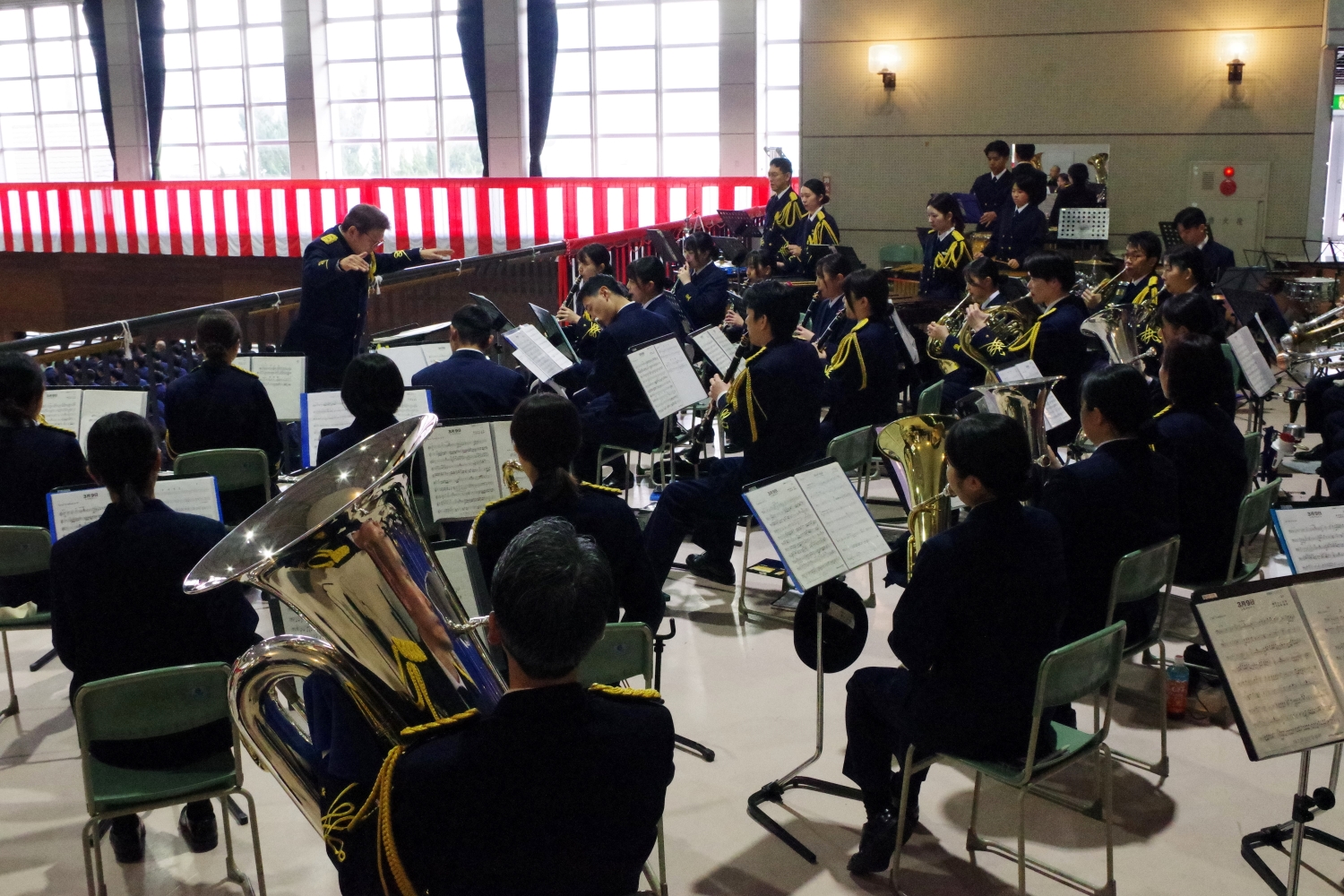 卒業式で演奏している音楽隊