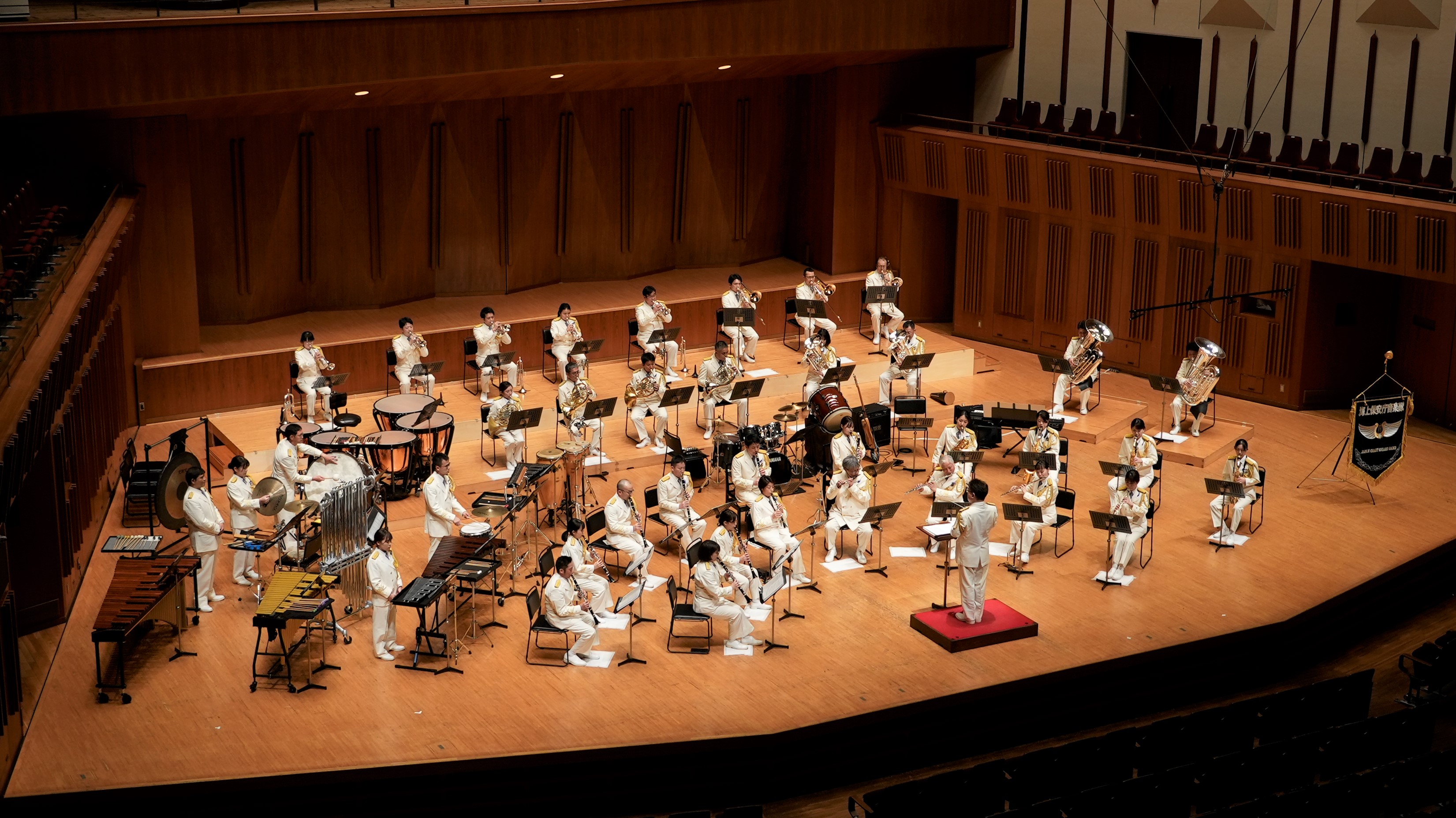 音楽隊が演奏している様子を客席左側から撮影した写真