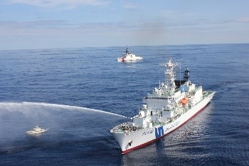 The JCG vessel Akitsushima spraying water