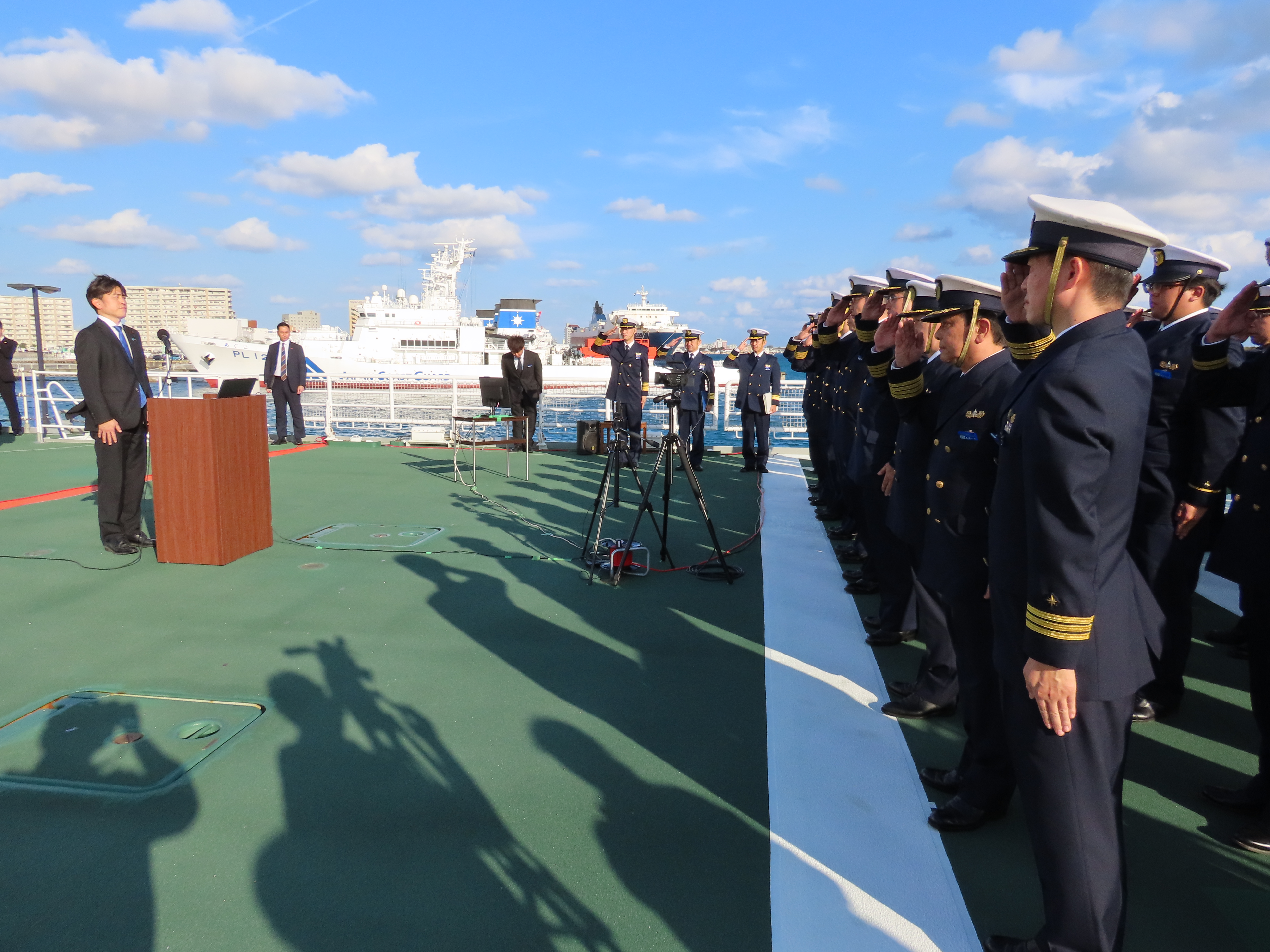 職員を激励する中野大臣