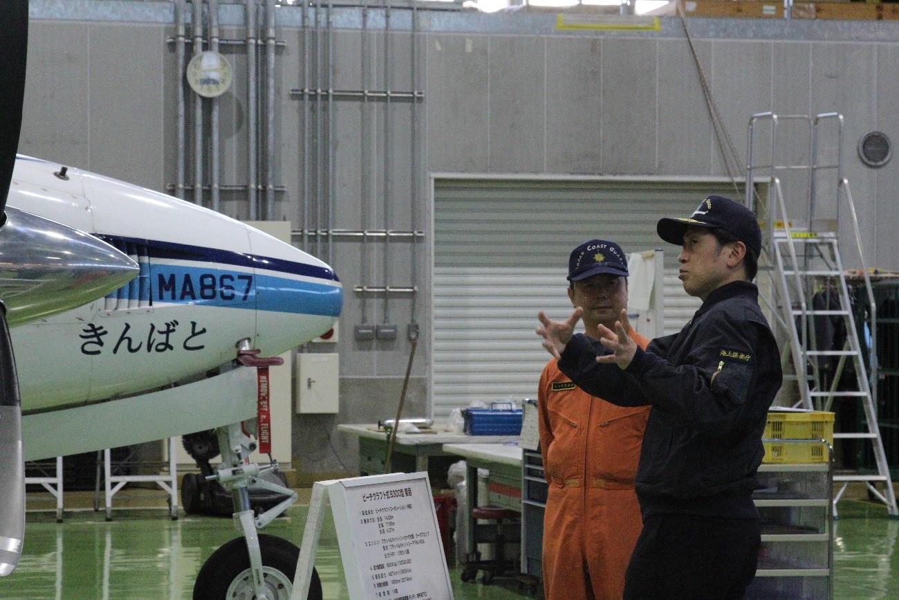 機体の説明を受ける中野大臣