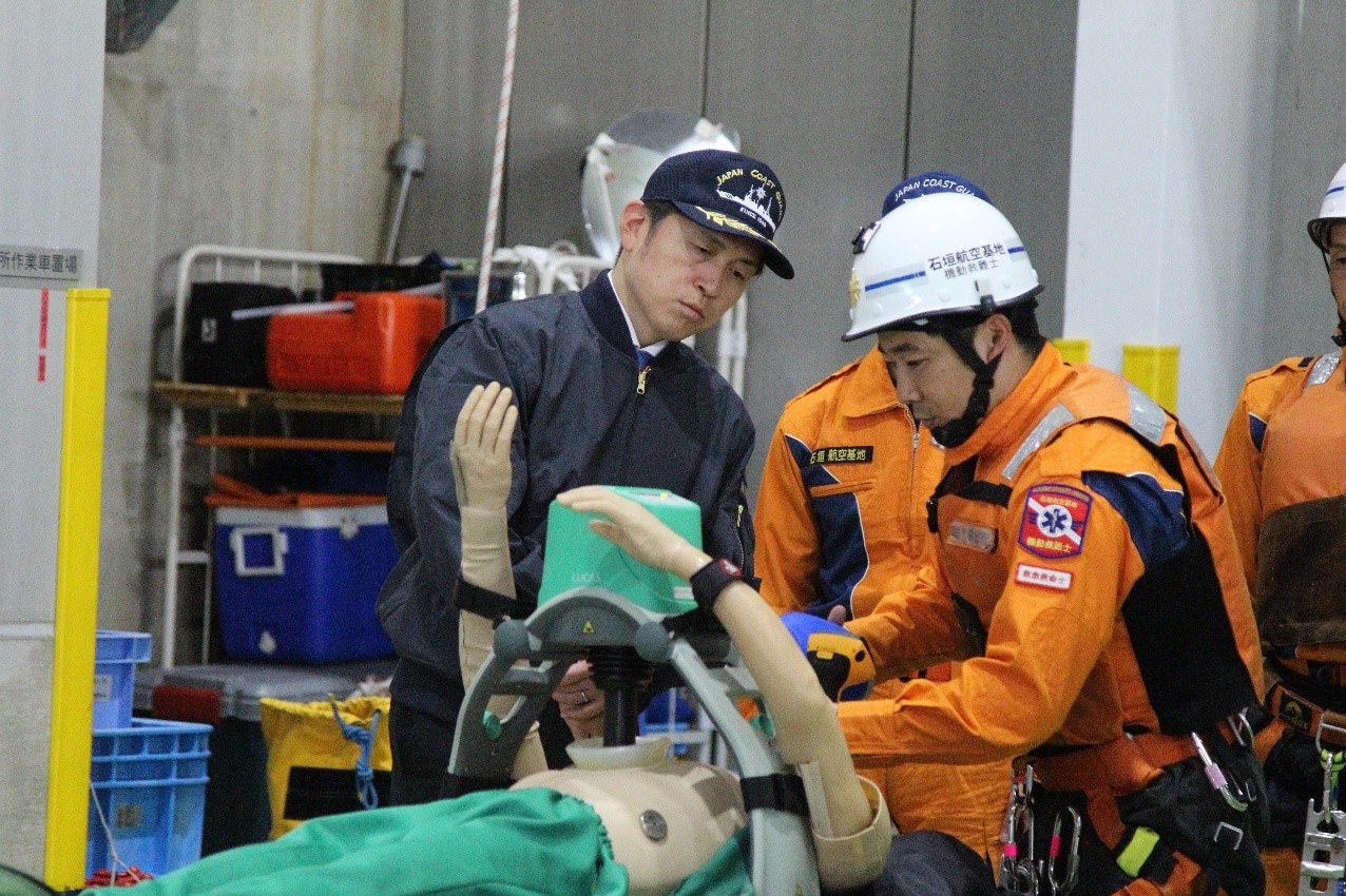 機動救難士による訓練を視察する中野大臣