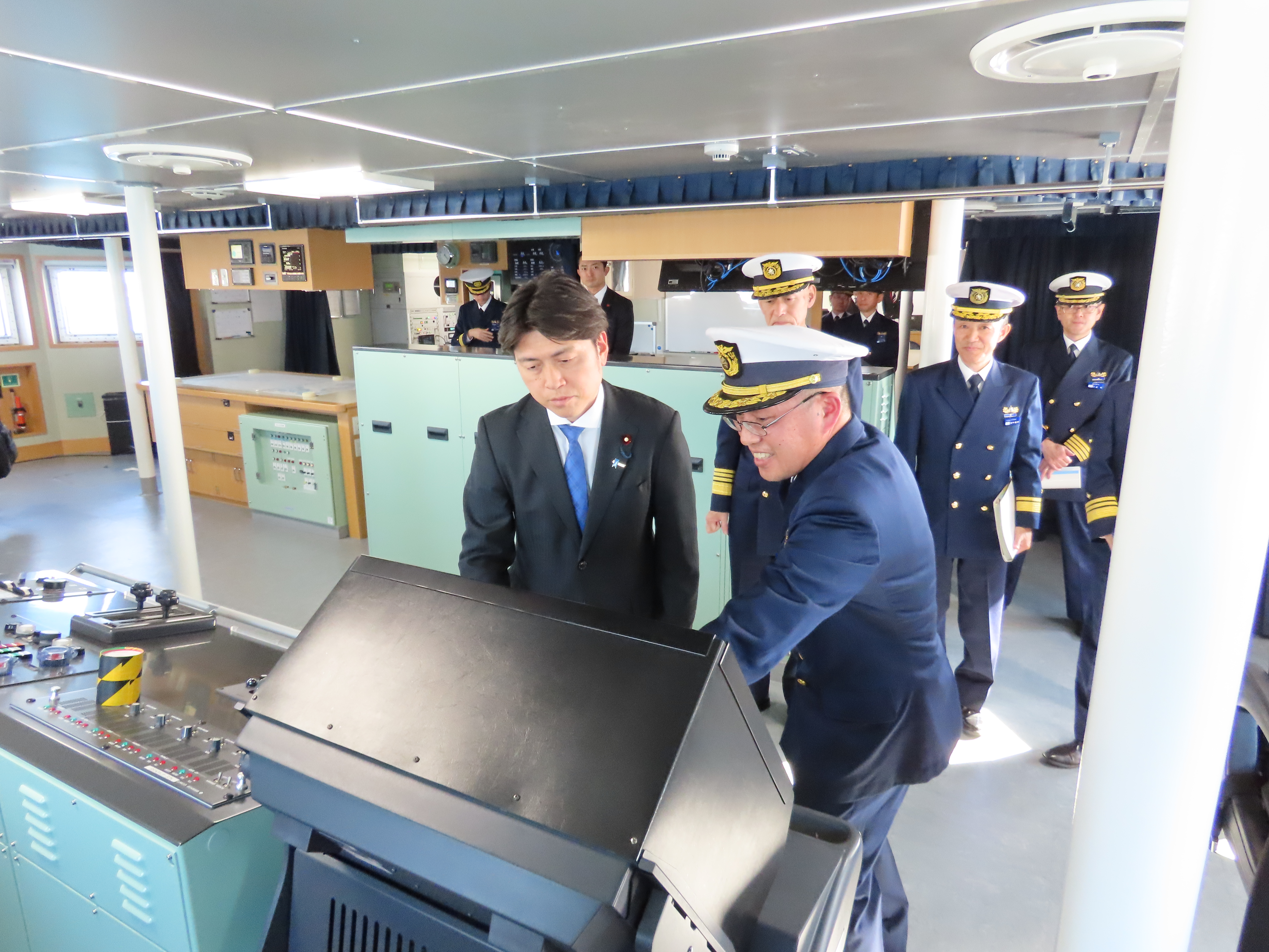 船内を視察する中野大臣