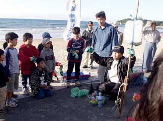 ����13�N11���ɍs��ꂽ�u�ᏼ�C�ݒT��c�ɂ�鋿��C�݃N���[���A�b�v����v�̗l�q