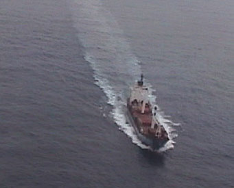 油を不法排出しながら航行する船舶