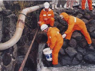 工場排水を採取する海上保安官