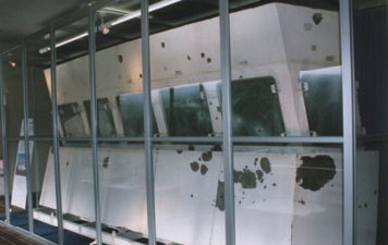 被弾した巡視船「あまみ」船橋部分