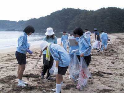 �i�ʐ^�j�Y���S�~�𕪗ޒ�������q�ǂ�����