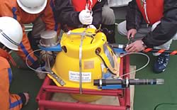 �C��ɐݒu����ϑ��@��̐�����O����ɍs����g��