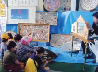 巡視船内での環境紙芝居の実演