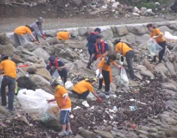 漂着ゴミ回収の様子