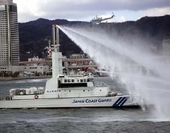 消防型巡視艇による放水訓練