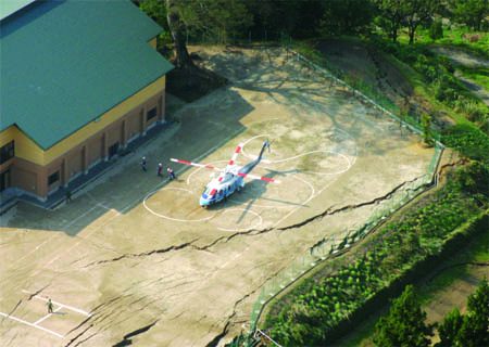 �O���E���h�ɒ��������w���R�v�^�[