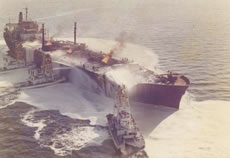 東京湾で衝突・炎上するLPGタンカー