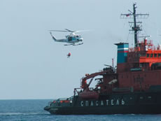 ロシア救助船からの吊り上げ救助訓練