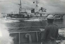 韓国警備艇から日本漁船を保護する巡視船