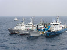 巡視艇と韓国警備艇に挟まれた502シンプン号