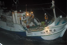海上保安官の立入検査を受ける台湾漁船