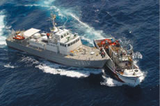 逃走する台湾漁船へ強行接舷する巡視艇