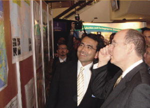 わが国が展示した立体図を見学するアルベール二世大公(右)