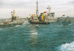 香港の抗議船を阻止する巡視船艇