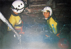 船内調査を実施する海上保安官