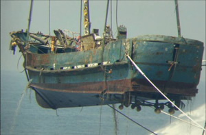 引揚げられた工作船