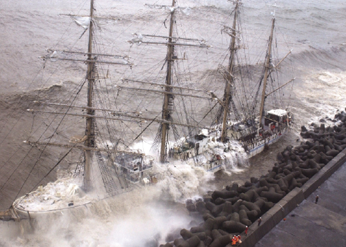 座礁し大波を受ける「海王丸」