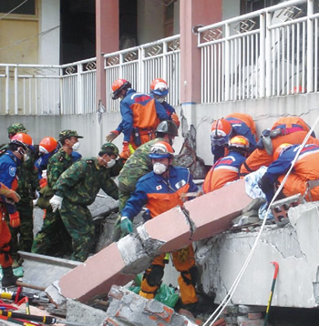 �~���������s����������