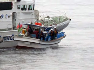 �s�@�o���҂��悹�����D�𗧓��������鏄����