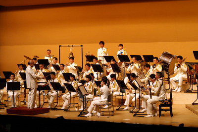 �C��ۈ������y���̉��t���i