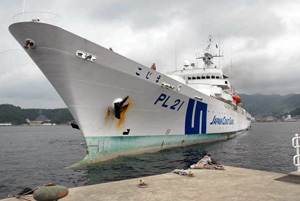 学生が操船する練習船「こじま」