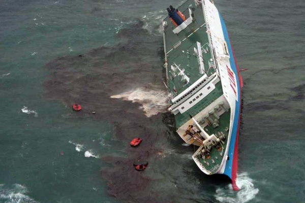 大きく傾斜するフェリー