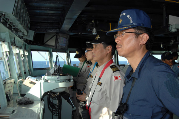 自衛官と連携し海賊の監視にあたる海上保安官(手前)