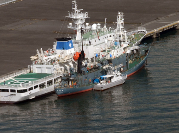 晴海ふ頭に着岸中の巡視船と第二昭南丸