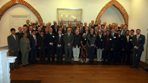 ��2�񐅘H�Ɩ��E��ψ���