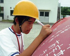 復興メッセージを書く中学生