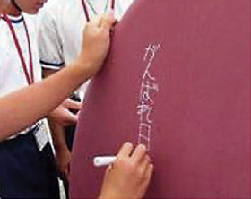 復興メッセージを書く中学生