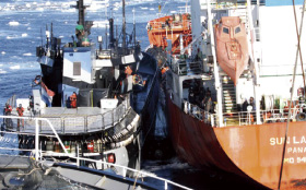 ���V�ہi���j�ƃ^���J�[�i�E�j�̊ԂɊ��荞�ޖW�Q�D�i���j�y�񋟁F�i���j���{�~�ތ������z