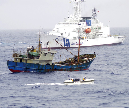 中国サンゴ漁船を追尾する巡視船及び搭載艇