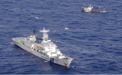 中国サンゴ漁船に移乗する様子