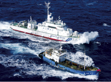 中国サンゴ漁船を追尾する巡視船