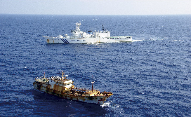 中国サンゴ漁船に接近する巡視船