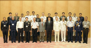 会合参加者による総理大臣表敬訪問の様子