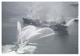 巡視艇による消火活動