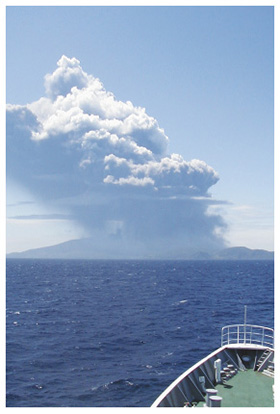噴煙を上げる口永良部島(測量船「拓洋」から撮影)