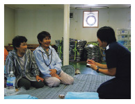 巡視船「さつま」で安堵の表情を浮かべる住民