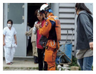 島内避難所で島民から話を聞く機動救難士