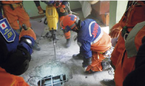 ネパールに派遣された国際緊急援助隊(JICA提供)